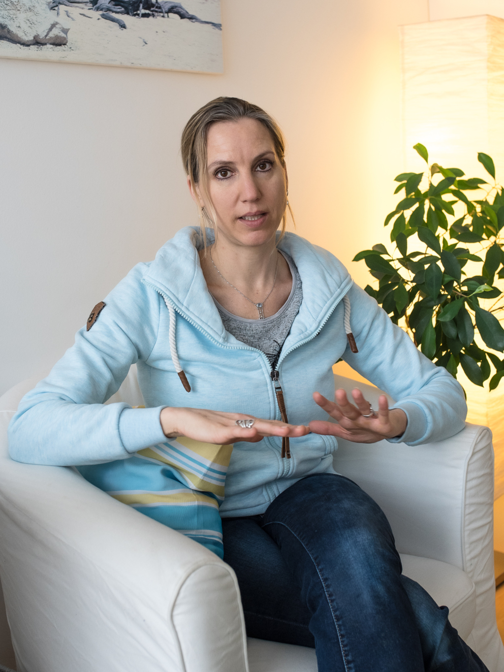 Portrait Eva Stimpfl erklärende Geste
